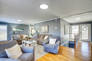 Living Area | Smart TV w/ Cable | Board Games | Main Floor