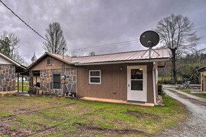 Exterior | 5 Mi to Bryson City