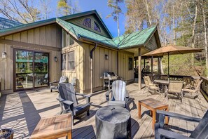 Deck | Outdoor Dining Area | Fire Pit | Gas Grill