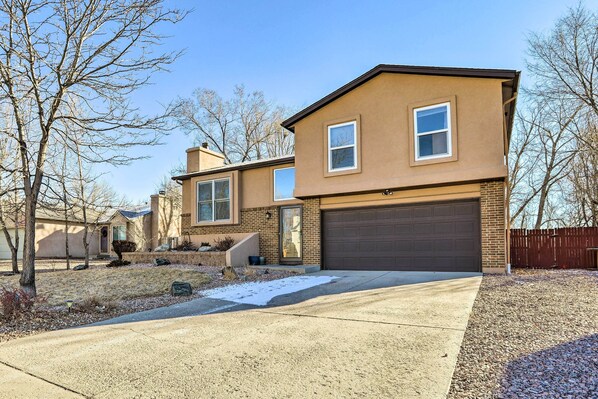 Colorado Springs Vacation Rental | 3BR | 1.5BA | 1,520 Sq Ft | 2 Steps to Enter