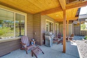 Patio | Gas Grill (Propane Provided) | Access to Community Amenities