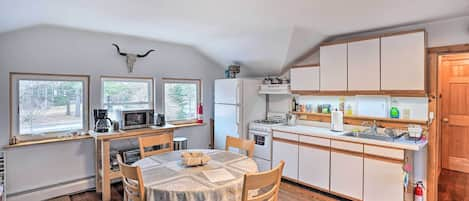 Saugerties Vacation Rental | 2BR | 1BA | 1,250 Sq Ft | Stairs Required