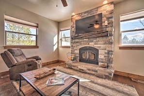 Living Area | Smart TV | Fireplace