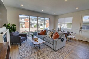 Front house living room (sofa sleeper)