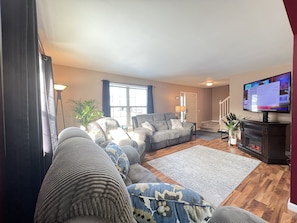 Main level: Living Room with Smart TV and plug-in fireplace 