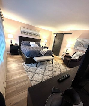 The "King" - walk-in closet, en suite, adjustable bed frame, lazy boy & TV