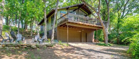 Pottsboro Vacation Rental | 3BR | 3BA | Stairs Required | 2,500 Sq Ft