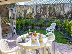 Table, Plante, Meubles, Propriété, Vaisselle, Chaise, Tableau De Plein Air, Mobilier De Jardin, Design Intérieur, Bois