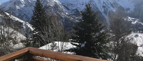 Vue panoramique de la salle à manger / balcon