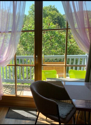 Kleiner Balkon mit Blick in die Natur
