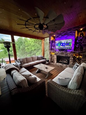 Screened in porch. Fiber optic star ceiling, tv and Sonos surround sound