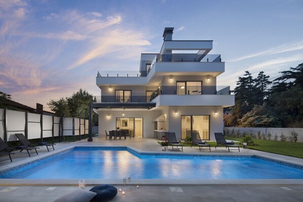 Croatia luxury pool villa Kriya Medulin with private terrace and deckchairs with sunshade for vacation and rent with friends and family