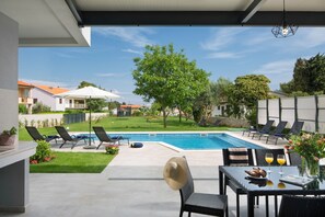 Private Terrasse der kroatische luxuriösen Mietvilla in Medulin mit Pool und Loungebereich für den Familienurlaub