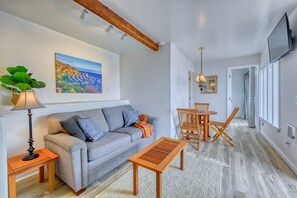 108MT-Lower Living room TV