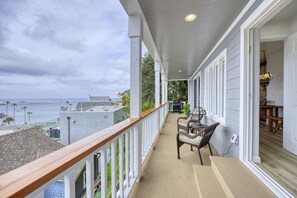 108MT-Lower Balcony Area