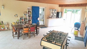 Patio couvert ludique: jeux de société, livres, babyfoot, que du plaisir !