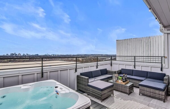 Spacious rooftop with Nashville's skyline in the distance PLUS hot tub.