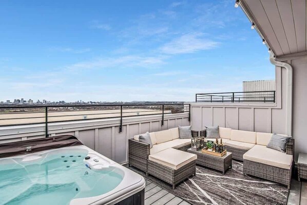 Spacious rooftop with Nashville's skyline in the distance PLUS hot tub.