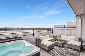 Spacious rooftop with Nashville's skyline in the distance PLUS hot tub.