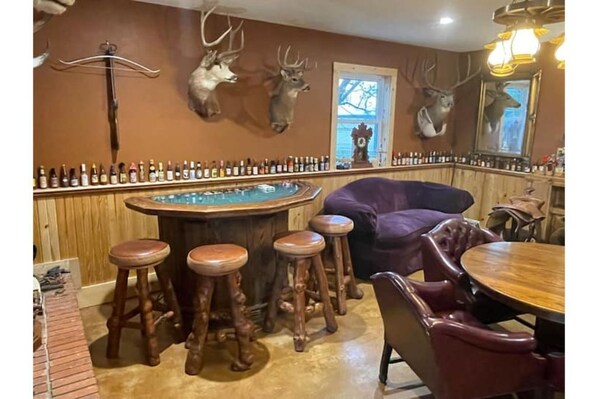 Saloon room/poker table