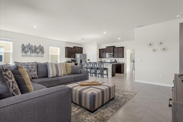 7664 Oakmoss Loop (1).jpg
