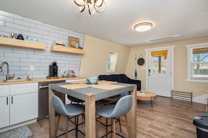 Kitchen Eat-in / Living Area - 1st Floor West