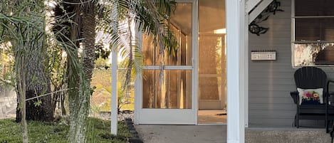 Screened in entrance breezeway.