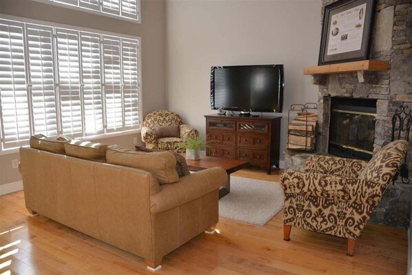 Screen, Home Decor, Couch, Furniture, Indoors