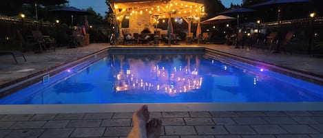 Quiet evenings poolside calm the soul.  Float & stargaze in warm salt water pool