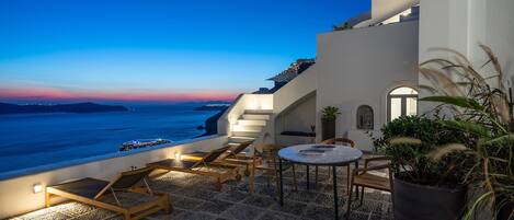 Inspiring Santorini Villa | 1 Bedroom | Villa A2 | Beautiful Caldera Sunset View & Air Conditioning | Fira