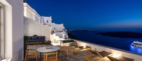 Inspiring Santorini Villa | 1 Bedroom | Villa B1 | Beautiful Caldera Sunset View & Air Conditioning | Fira