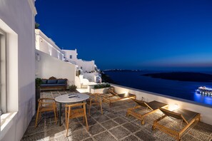 Inspiring Santorini Villa | 1 Bedroom | Villa B1 | Beautiful Caldera Sunset View & Air Conditioning | Fira