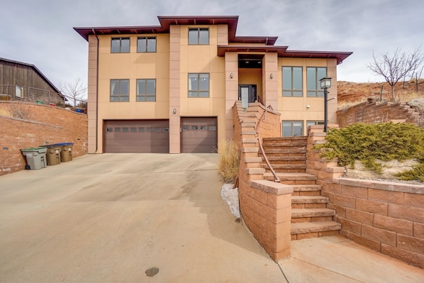 Laramie Vacation Rental | 3,100 Sq Ft | 4BR | 3.5BA | Stairs Required