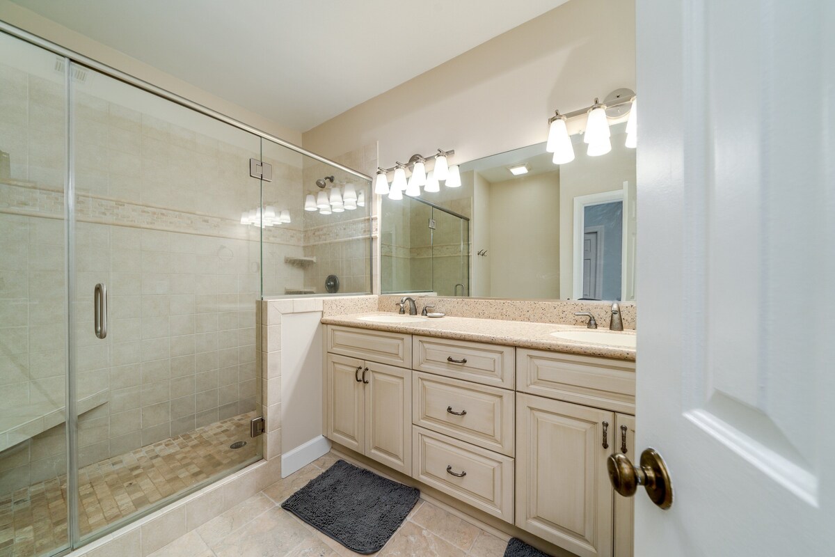Renovated 3 BR/3 BA Family Friendly Villa! Golf Views! Access to All Amenities!