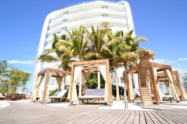 Stunning Marina Condo with Pool, Gym and Restaurant (94)