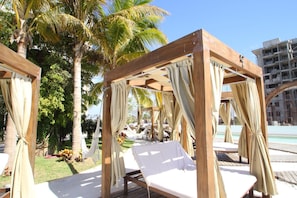 Stunning Marina Condo with Pool, Gym and Restaurant (137)
