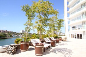 Stunning Marina Condo with Pool, Gym and Restaurant (133)