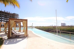 Stunning Marina Condo with Pool, Gym and Restaurant (132)