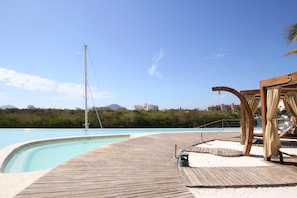 Stunning Marina Condo with Pool, Gym and Restaurant (136)