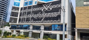 Vista frontal de la propiedad