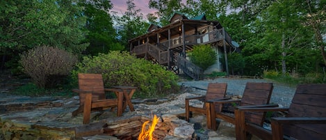 Welcome to Summit Sunsets—a quintessential log cabin that offers spectacular summit views!