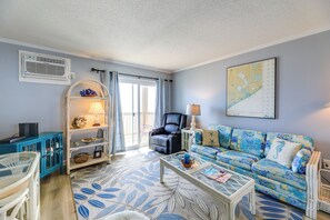 Living Room | Full Sleeper Sofa | Smart TV | Board Games | Books
