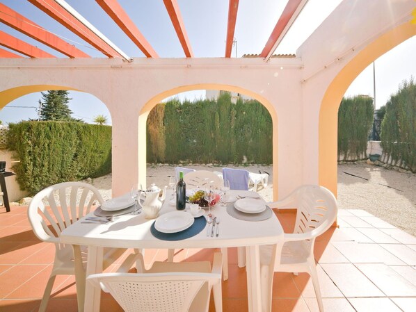 Ciel, L'Eau, Nuage, Propriété, Plante, Table, Bâtiment, Chaise, Ombre, Design Intérieur
