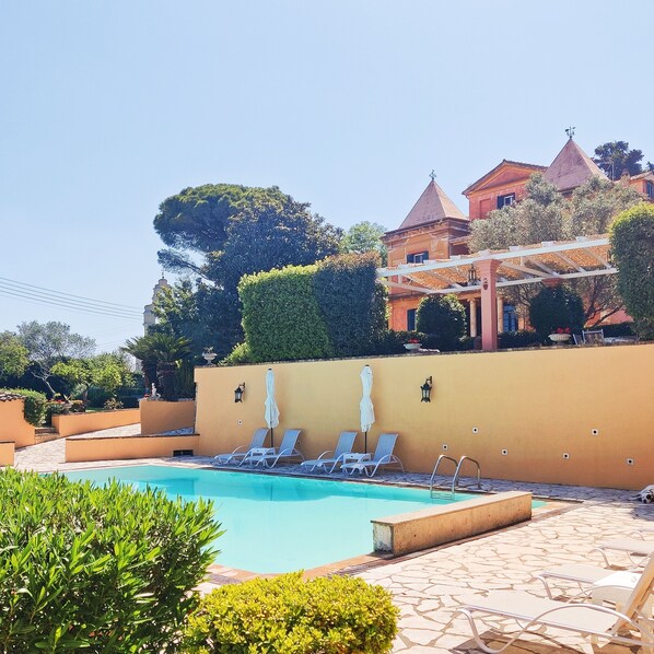 the Old Mansion, communal swimming pool 