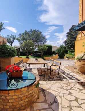 outdoor dining area 