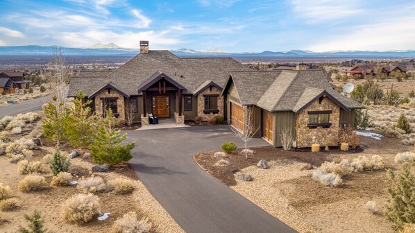 Welcome to your luxe retreat outside of Bend!