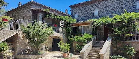 le gite : la maison de gauche
Cour commune, mais entrée indépendante