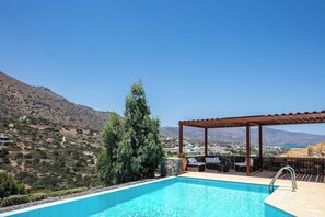 The exterior of Maris Villa 1 covers 300 m2 and offers views of the surrounding, typical cretan landscape.