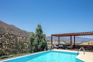 The exterior of Maris Villa 1 covers 300 m2 and offers views of the surrounding, typical cretan landscape.
