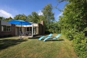 Stugans exteriör [sommar]